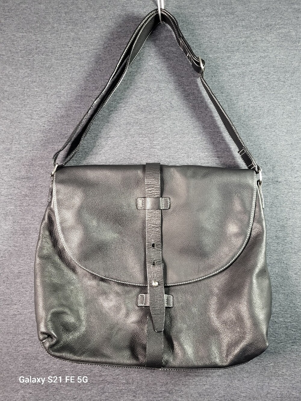 Kenneth Cole Classic Black Leather Messenger Bag with Adjustable Strap